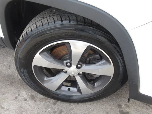 Used 2019 Jeep Cherokee Limited w/ Luxury Group image 4