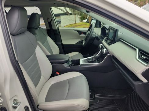 Used 2022 Toyota RAV4 XLE Premium image 45