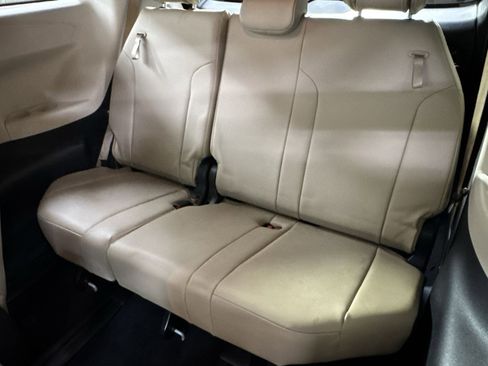 Used 2022 Toyota Sienna XLE image 29