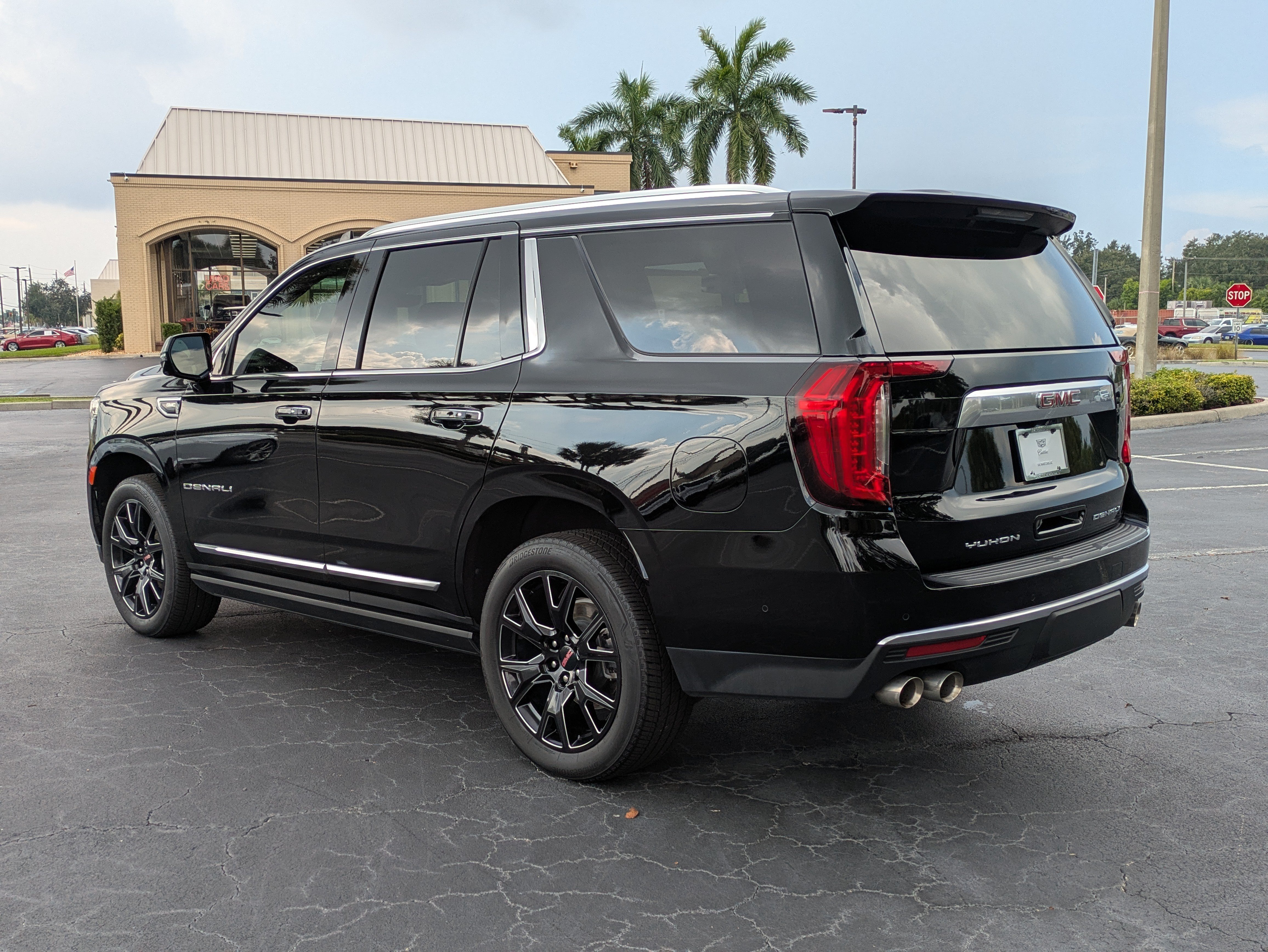Used 2023 GMC Yukon Denali w/ Denali Reserve Package AWD/4WD image 4
