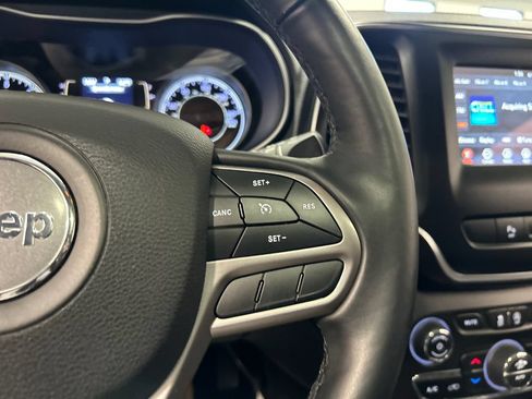 Used 2019 Jeep Cherokee Latitude Plus w/ Comfort/Convenience Group AWD/4WD image 21