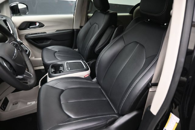Used 2024 Chrysler Pacifica Limited FWD image 33