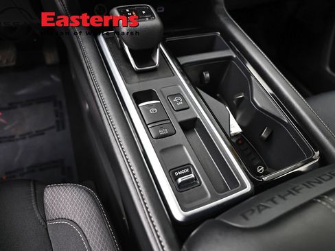 Used 2025 Nissan Pathfinder SV FWD image 20