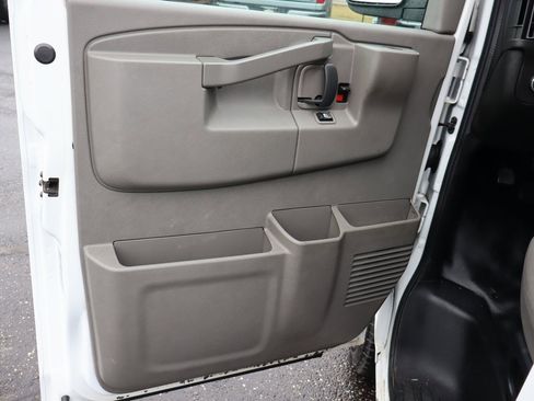 Used 2018 Chevrolet Express 2500 Extended image 19