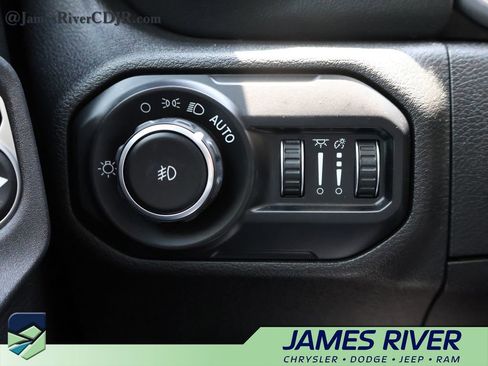 Used 2021 Jeep Wrangler Unlimited Sahara AWD/4WD image 30