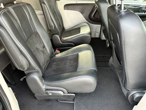 Used 2016 Dodge Grand Caravan SXT FWD image 19