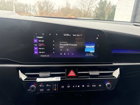 Used 2023 Kia Niro EX image 22