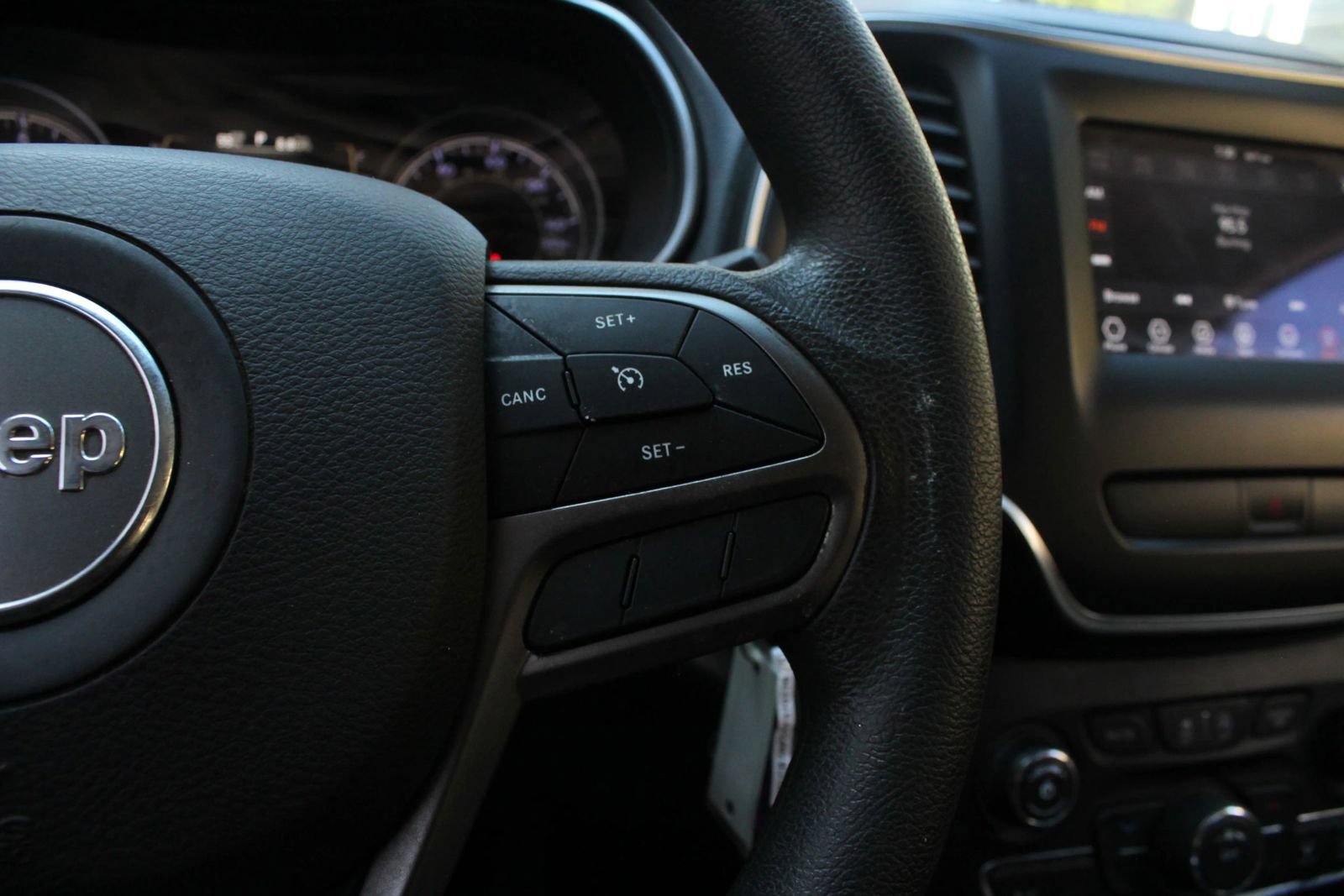 Used 2020 Jeep Cherokee Latitude FWD image 30