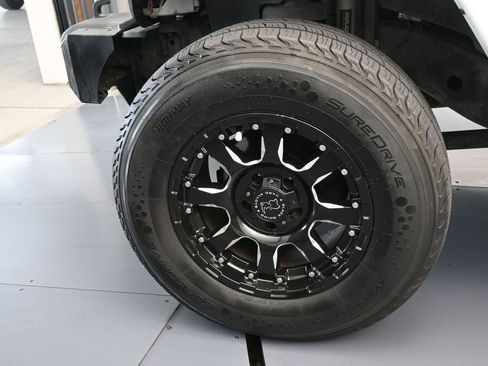 Used 2018 Jeep Wrangler Unlimited Sahara w/ Connectivity Group image 23