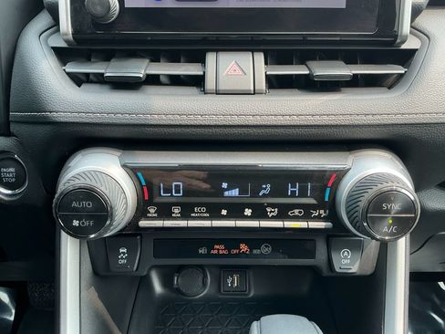 Used 2025 Toyota RAV4 XLE AWD/4WD image 17