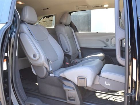 Used 2024 Toyota Sienna Limited AWD/4WD image 33