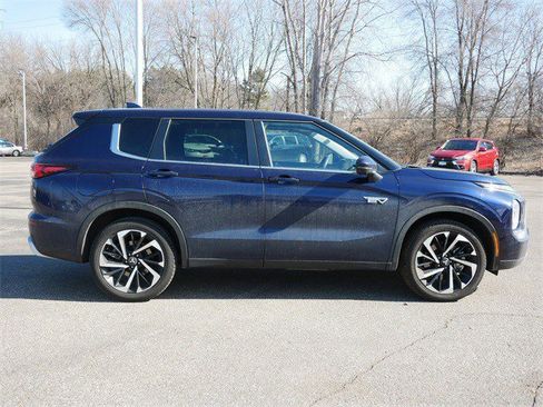 Used 2025 Mitsubishi Outlander SE image 8