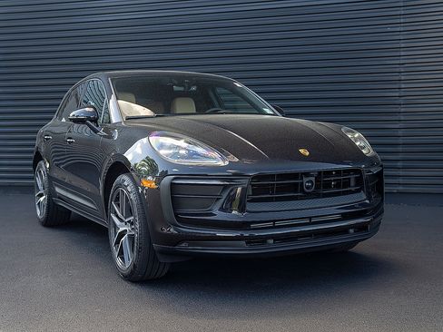 Certified 2026 Porsche Macan AWD/4WD image 27