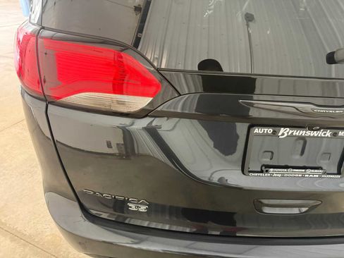 Used 2020 Chrysler Pacifica Limited FWD image 17