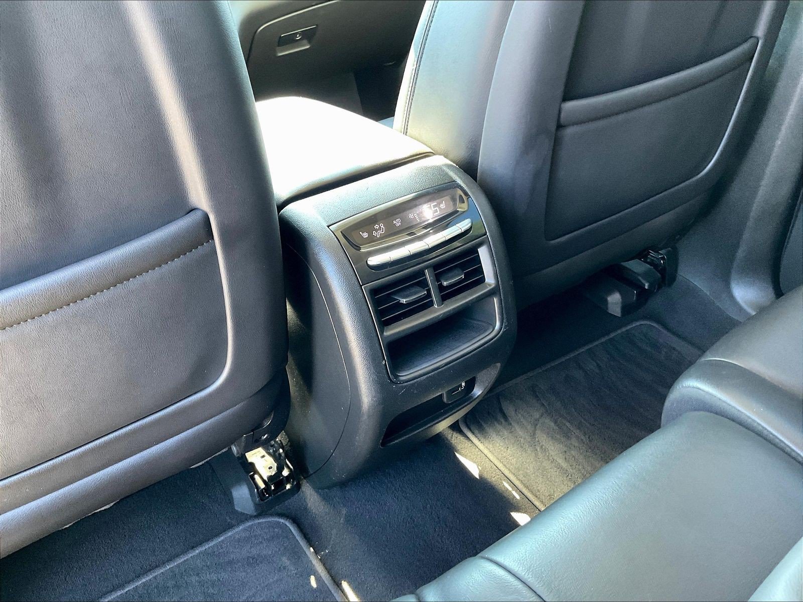 Used 2018 Cadillac XT5 Luxury w/ LPO, Black Ice Package AWD/4WD image 10