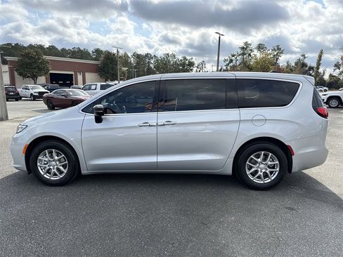 New 2026 Chrysler Pacifica Select image 6