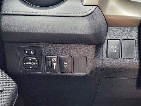 Used 2015 Toyota RAV4 LE AWD/4WD image 16