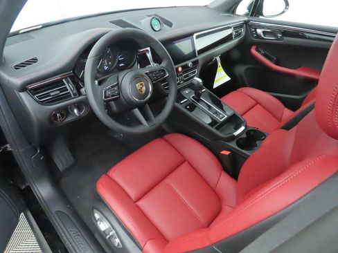 Used 2025 Porsche Macan AWD/4WD image 4