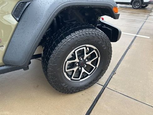 Used 2025 Jeep Gladiator Rubicon image 12