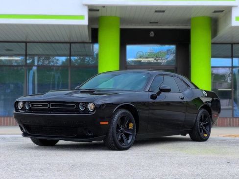 Used 2019 Dodge Challenger SXT image 3