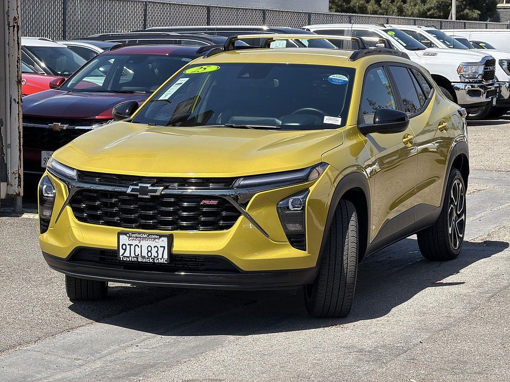 Used 2025 Chevrolet Trax RS w/ Driver Confidence Package FWD image 3