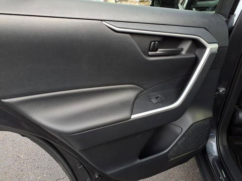 Used 2019 Toyota RAV4 LE image 8