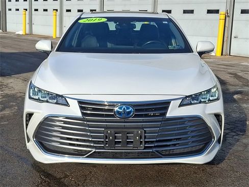 Used 2019 Toyota Avalon XLE image 2
