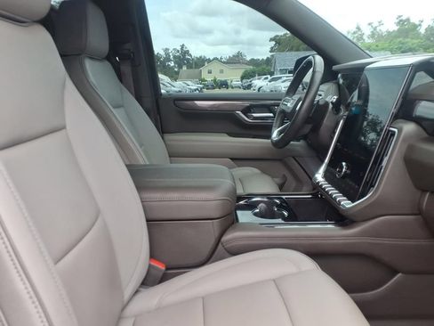 Used 2025 GMC Yukon Elevation w/ Elevation Premium Package AWD/4WD image 12