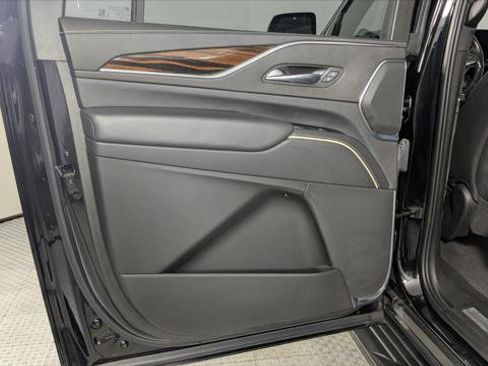 Used 2022 Cadillac Escalade ESV Premium Luxury AWD/4WD image 16