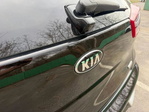 Used 2019 Kia Niro EX image 13