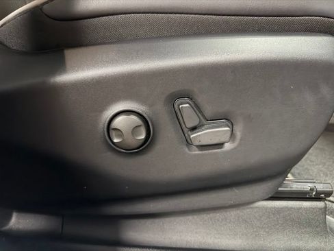 Used 2025 Chrysler Pacifica Limited AWD/4WD image 34