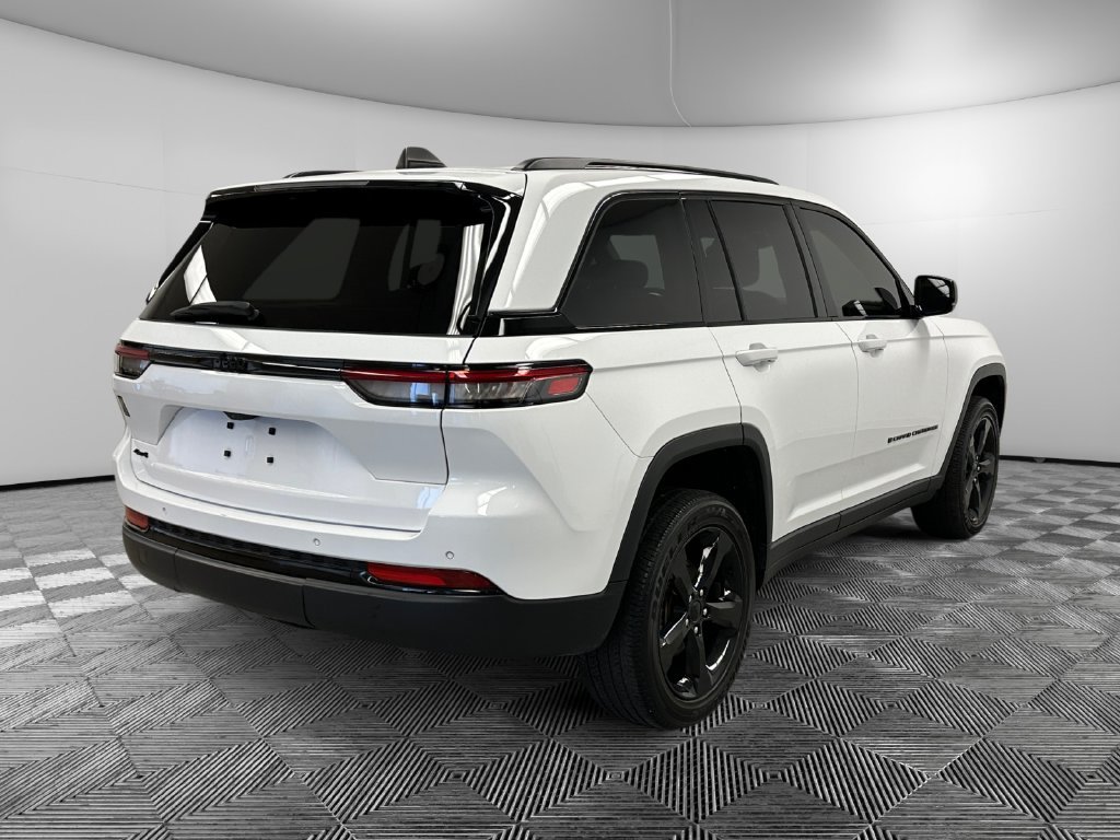 Used 2023 Jeep Grand Cherokee Altitude AWD/4WD image 6