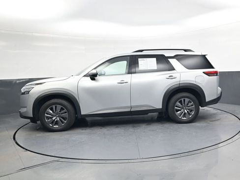 Used 2025 Nissan Pathfinder SV image 8