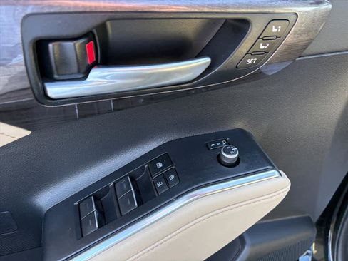 Used 2024 Toyota Highlander Platinum image 21