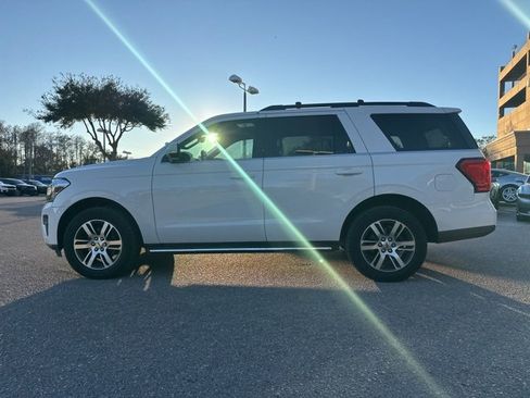 Used 2022 Ford Expedition XLT image 2