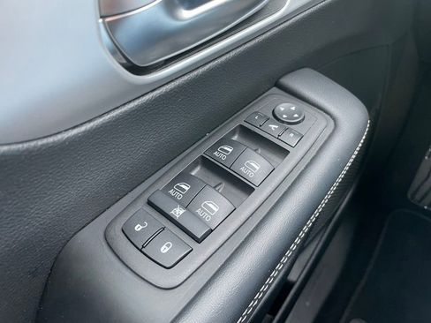 Used 2025 Chrysler Pacifica Limited FWD image 27