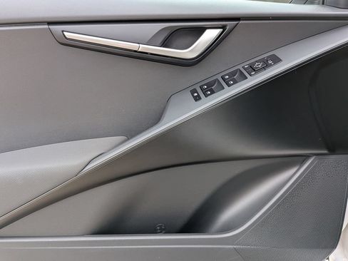 Used 2025 Kia Niro LX FWD image 11