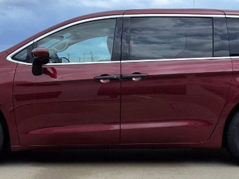 Used 2020 Chrysler Voyager L FWD image 5