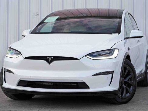 Used 2022 Tesla Model X Plaid image 3
