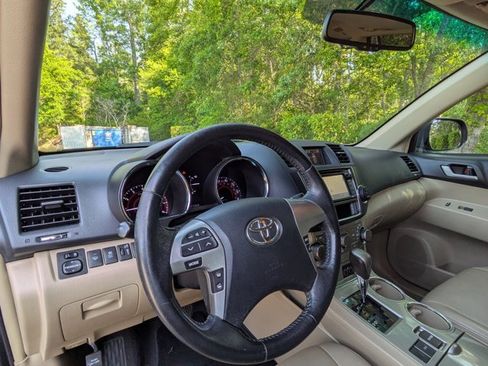 Used 2013 Toyota Highlander SE FWD image 10
