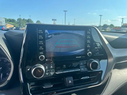 Used 2020 Toyota Highlander XLE FWD image 17