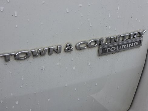Used 2010 Chrysler Town & Country Touring FWD image 4