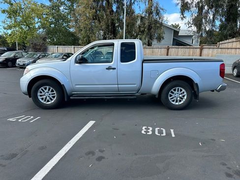Used 2017 Nissan Frontier SV image 2
