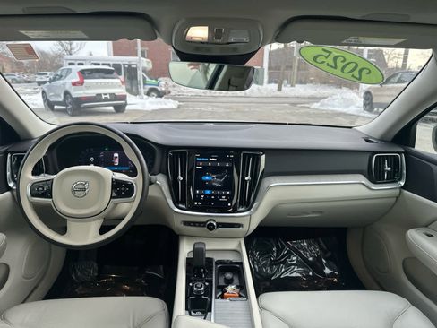 Used 2025 Volvo S60 B5 Plus image 24