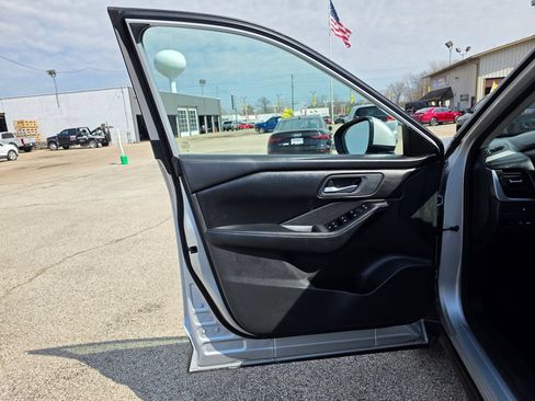 Used 2025 Nissan Rogue SV AWD/4WD image 13