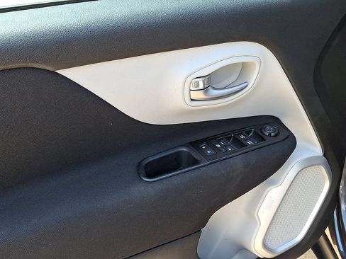 Used 2020 Jeep Renegade Latitude w/ Popular Equipment Group FWD image 12