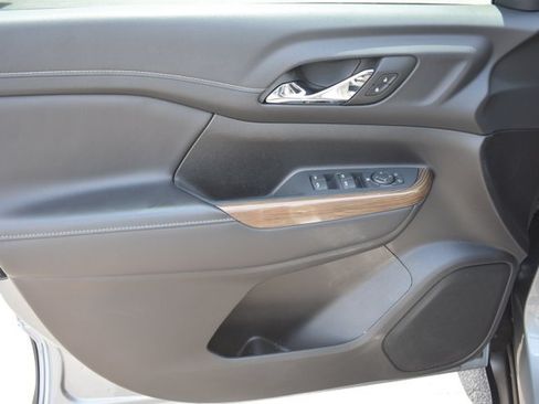 Used 2023 GMC Acadia SLE FWD image 12