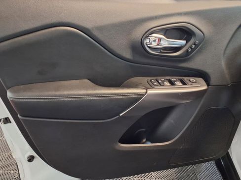 Used 2019 Jeep Cherokee Limited image 18