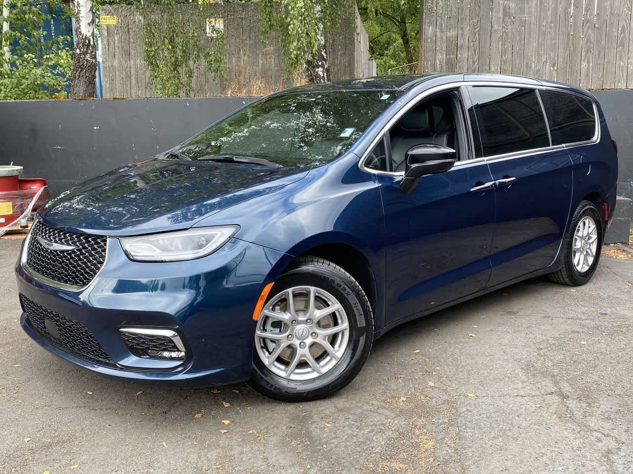 Used 2025 Chrysler Pacifica Select FWD image 1