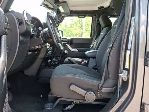 Used 2018 Jeep Wrangler Unlimited Rubicon w/ Connectivity Group AWD/4WD image 14
